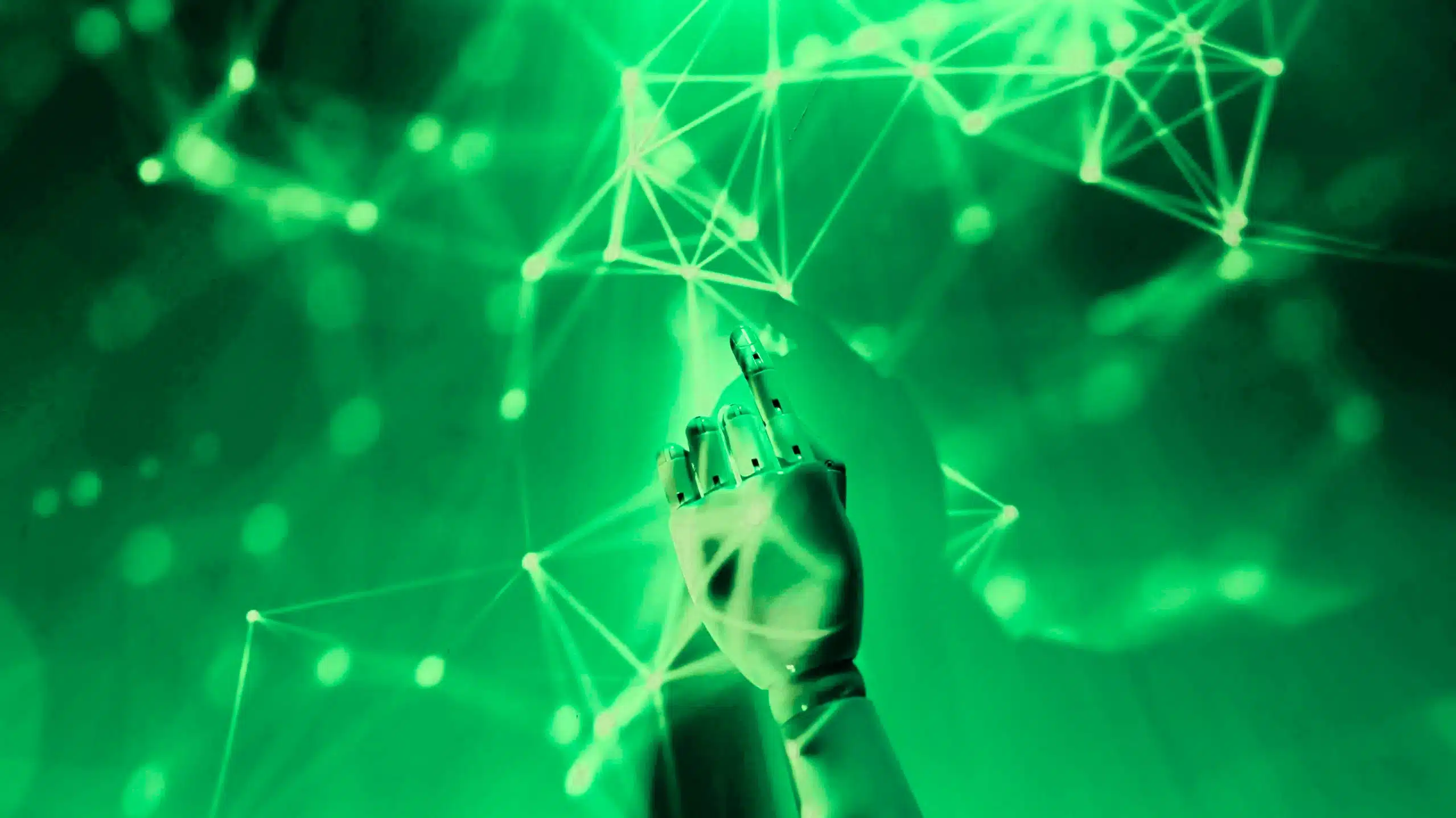 Traits de lumière blanche connectés entre-eux, avec une main humanoïde essayant des les saisir, l'arrière plan est un fond vert
